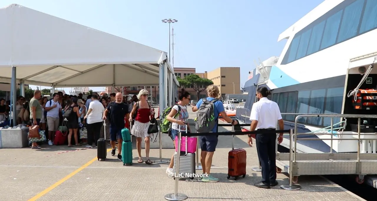 Vibo Marina, gli aliscafi per le Eolie volano ma il turismo\u00A0arranca: solo un paio di hotel e nessuna programmazione\n