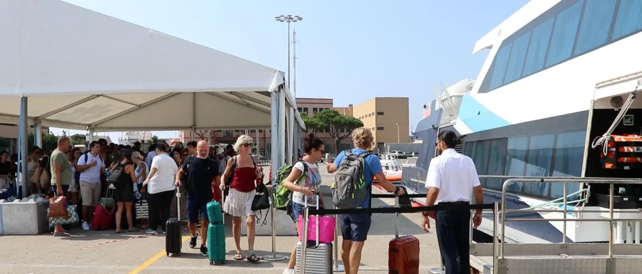 Vibo Marina, gli aliscafi per le Eolie volano ma il turismo\u00A0arranca: solo un paio di hotel e nessuna programmazione\n