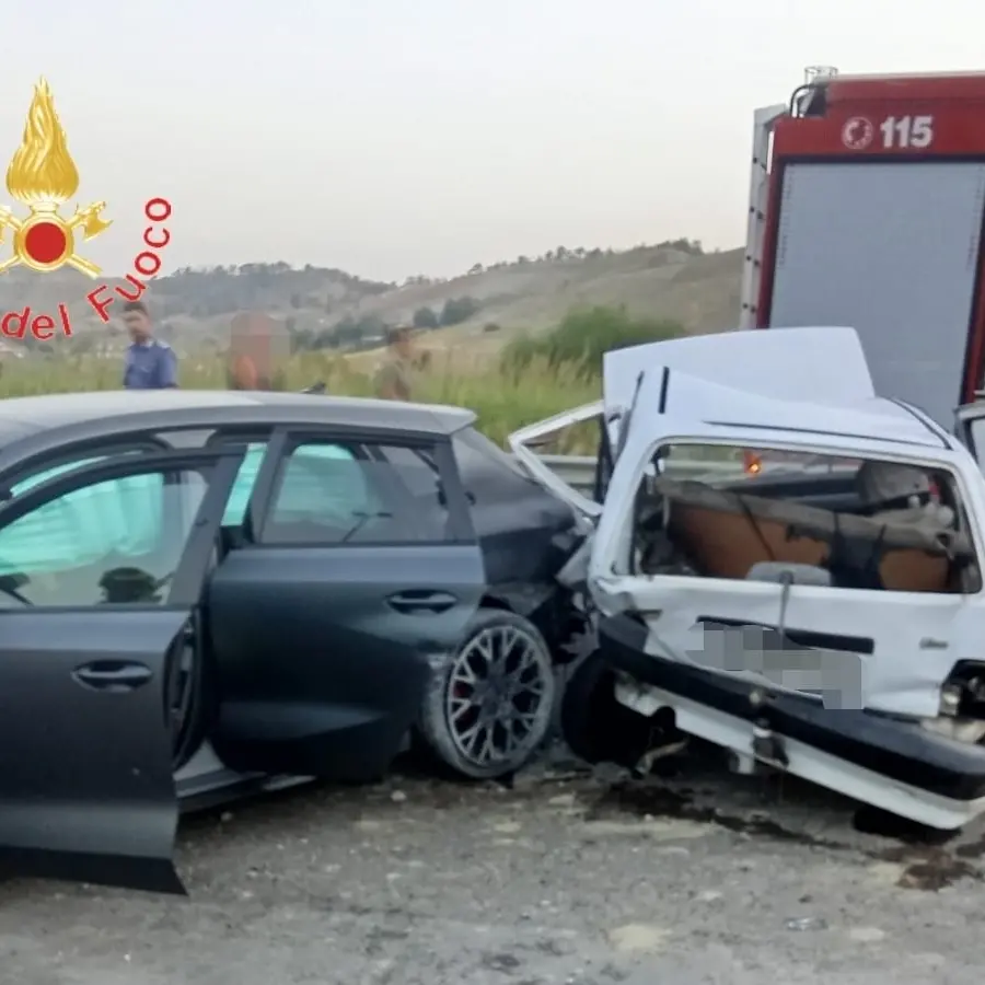 Schianto all’alba a Catanzaro: tre feriti nello scontro tra un’Audi RS3 e una Fiat Uno\n