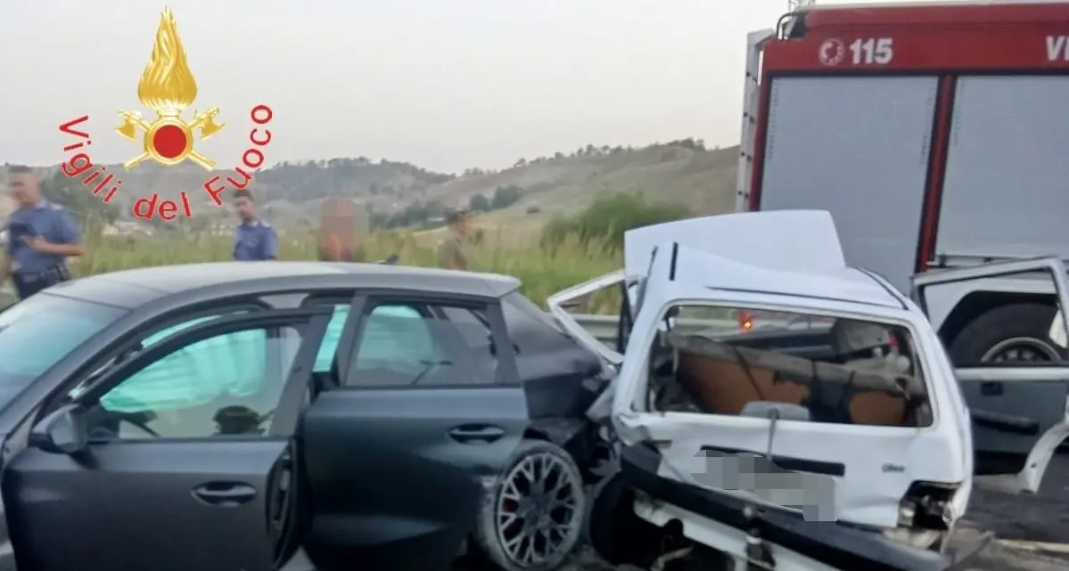Schianto all’alba a Catanzaro: tre feriti nello scontro tra un’Audi RS3 e una Fiat Uno\n