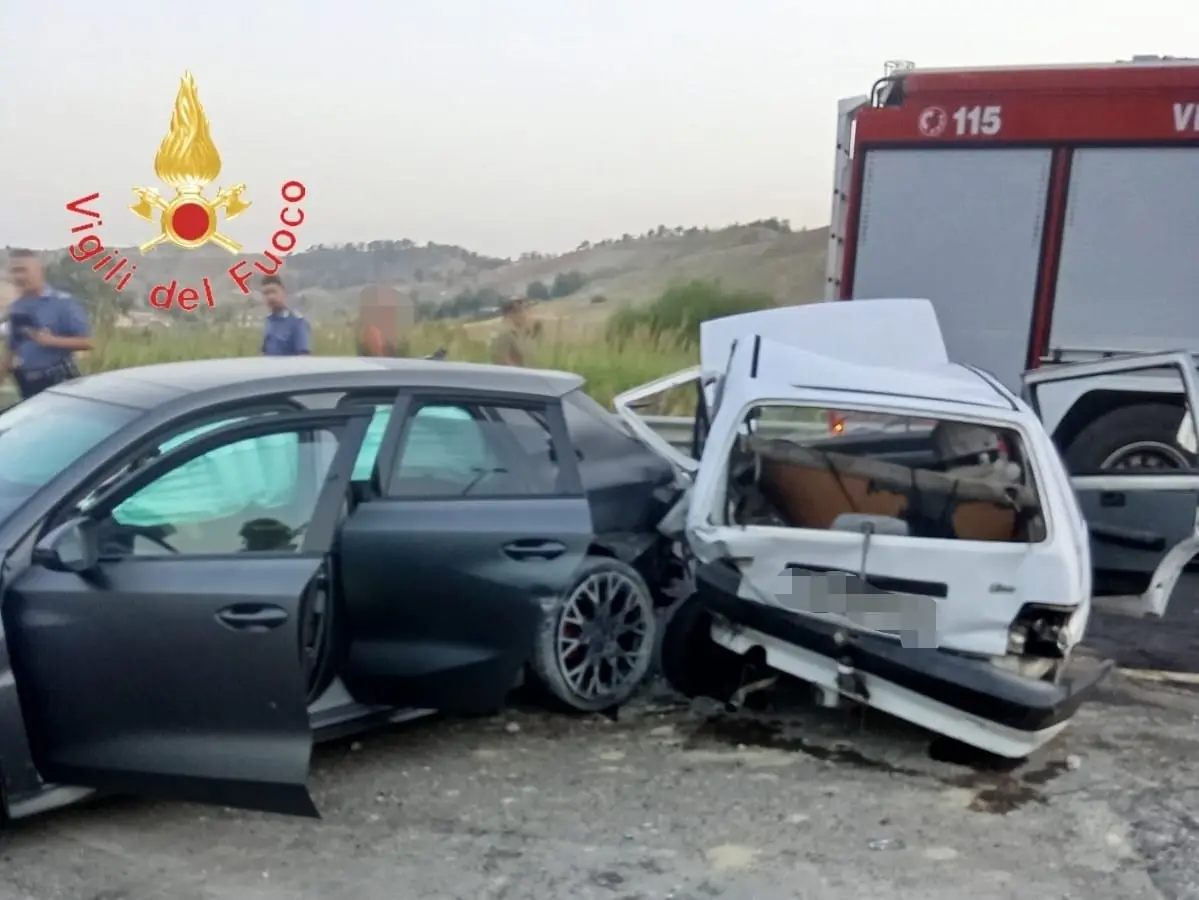 Schianto all’alba a Catanzaro: tre feriti nello scontro tra un’Audi RS3 e una Fiat Uno\n