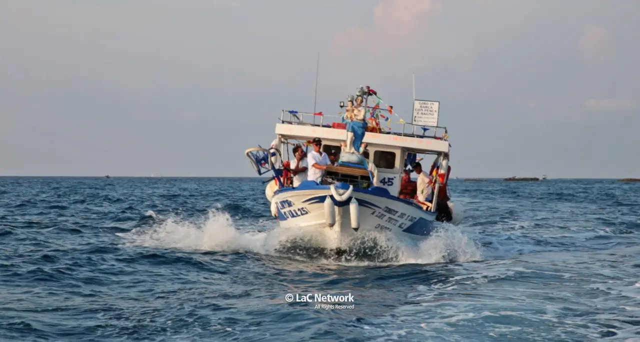 La Madonnina del mare, la suggestiva processione a Santa Maria di Ricadi nella nuova puntata di LaC Storie\n
