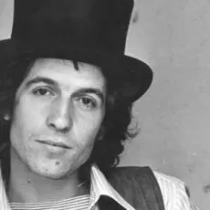 «Rino Gaetano fu un’autentica star»: la Treccani rende omaggio al cantautore crotonese\n