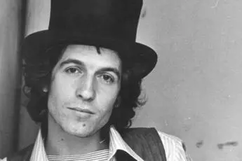 «Rino Gaetano fu un’autentica star»: la Treccani rende omaggio al cantautore crotonese\n