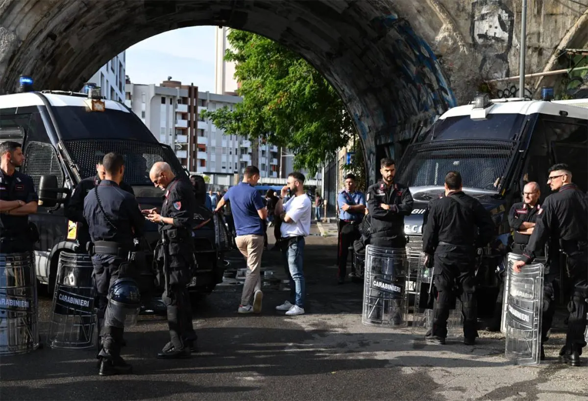 Milano, sgomberato dopo 31 anni il Leoncavallo. Meloni: «In Stato di diritto no a zone franche»\n