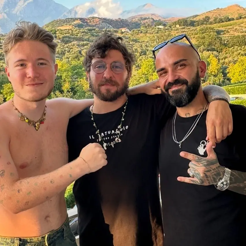 Alfa celebra il\u00A0nuovo album con un tatuaggio dell'artista del Black Citrus Tattoo di Santa Maria del Cedro\n