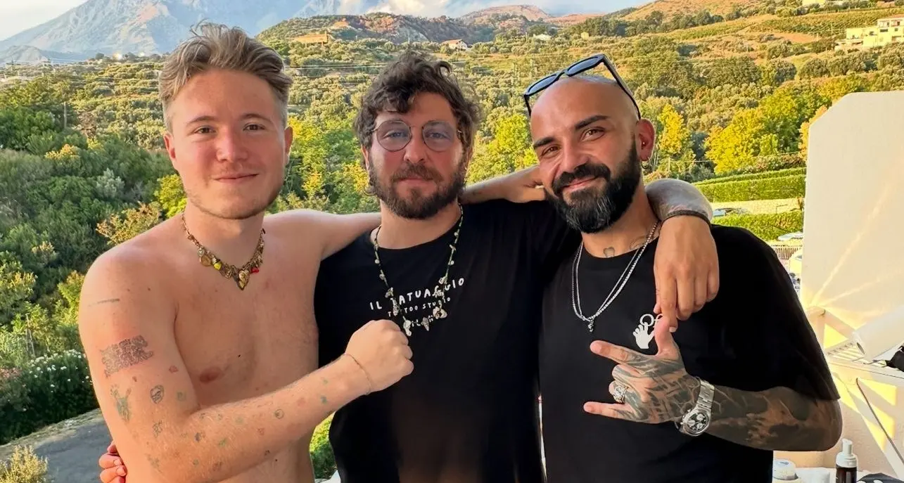 Alfa celebra il\u00A0nuovo album con un tatuaggio dell'artista del Black Citrus Tattoo di Santa Maria del Cedro\n