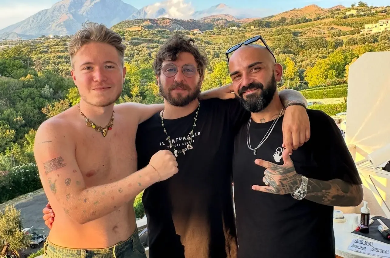 Alfa celebra il\u00A0nuovo album con un tatuaggio dell'artista del Black Citrus Tattoo di Santa Maria del Cedro\n