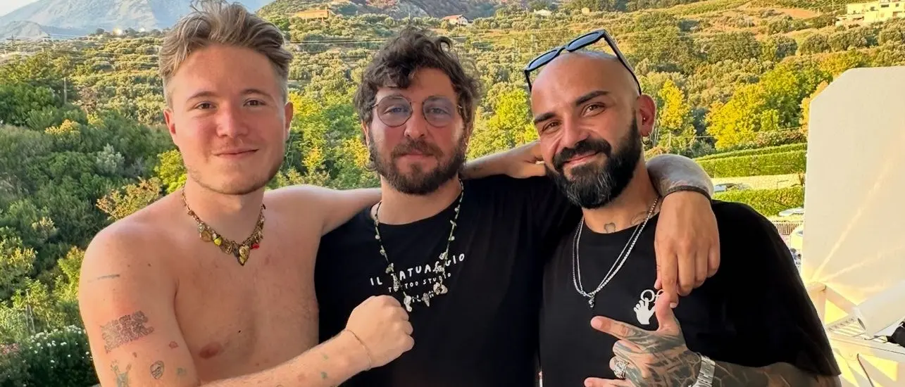 Alfa celebra il\u00A0nuovo album con un tatuaggio dell'artista del Black Citrus Tattoo di Santa Maria del Cedro\n