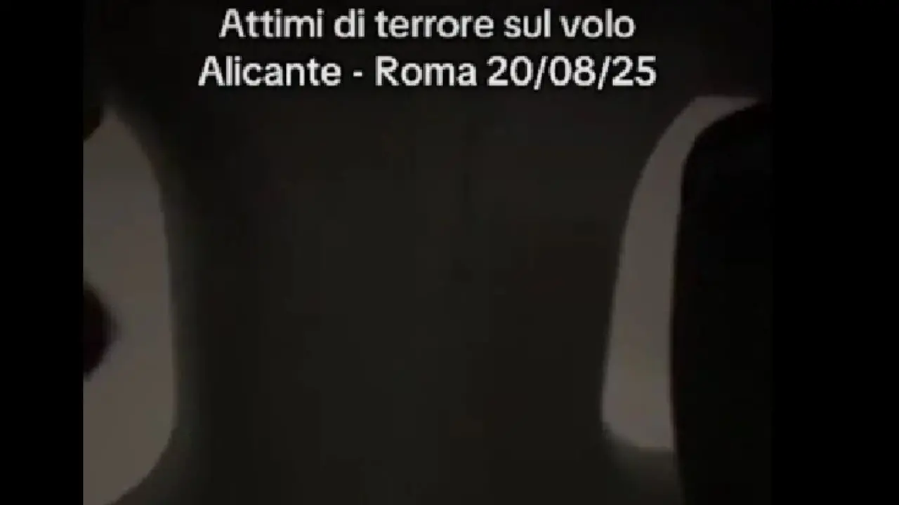 Paura sul volo Alicante-Roma, aereo dirottato per turbolenze da incubo