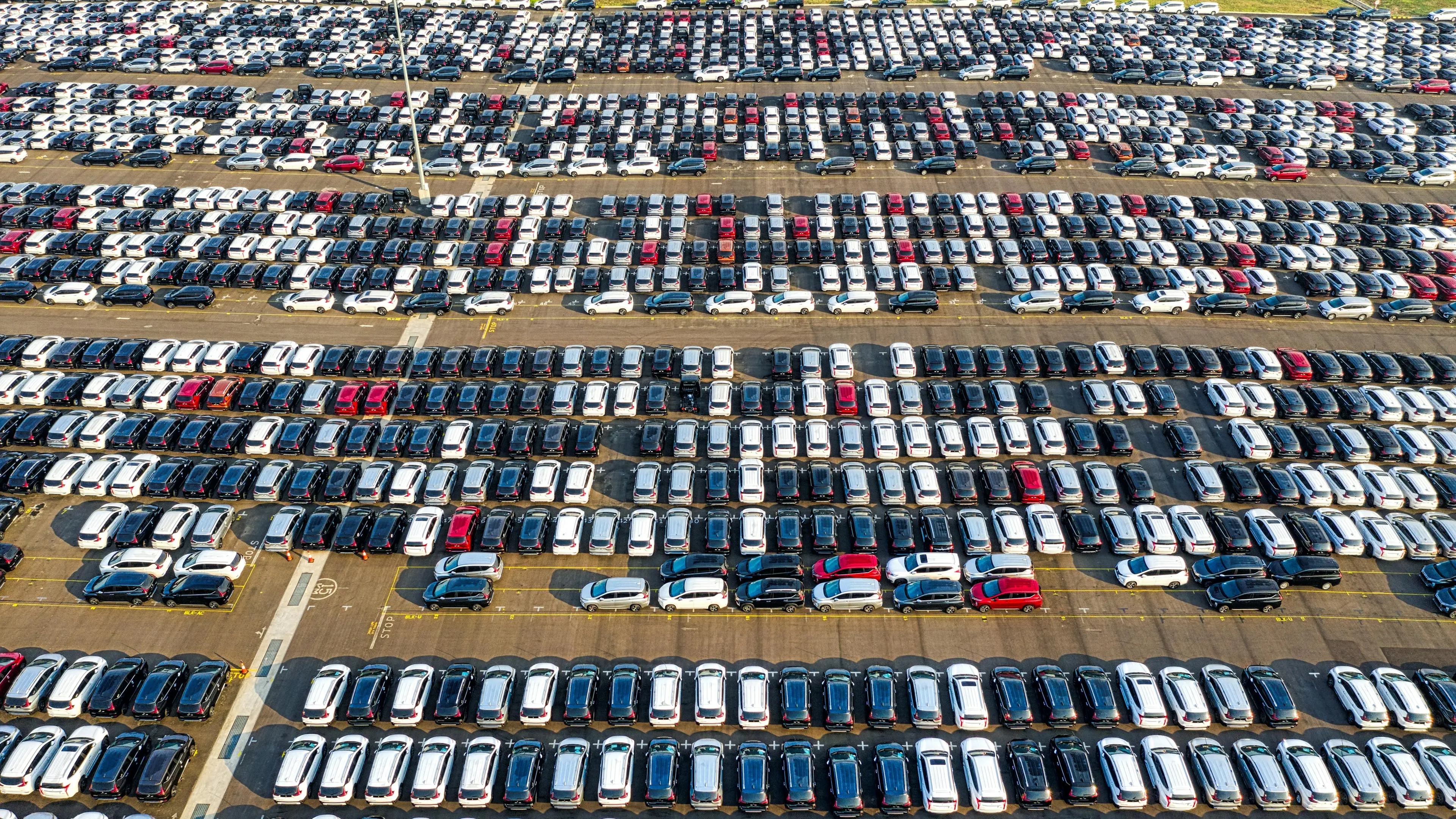 <p>Washington e Bruxelles hanno sottoscritto il nuovo trattato commerciale. Tariffe al 15% anche su automobili e farmaci</p>\\n