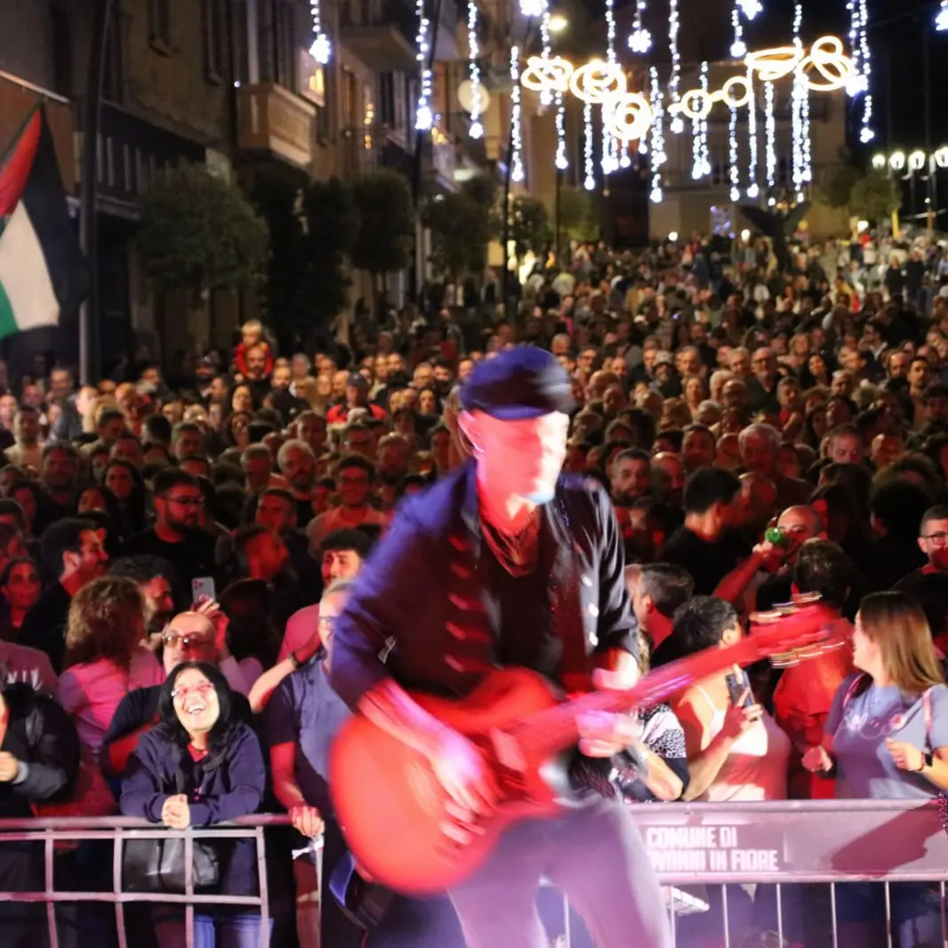 Bandabardò incanta San Giovanni in Fiore con un concerto travolgente\n