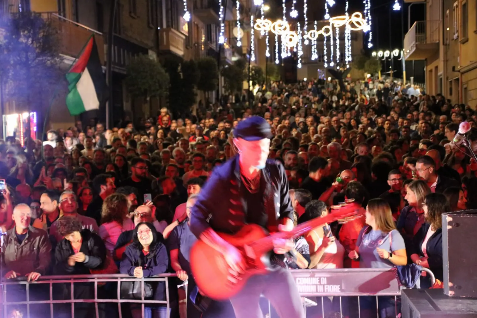 Bandabardò incanta San Giovanni in Fiore con un concerto travolgente\n