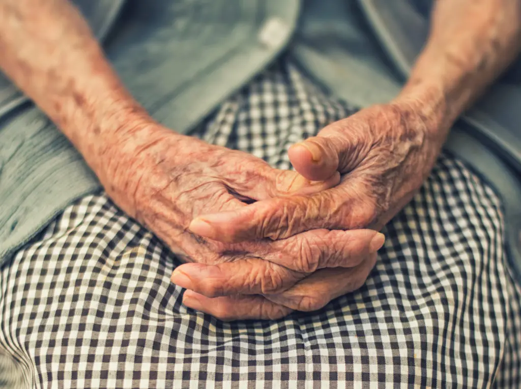 Compie 116 anni Ethel Caterham, la persona più anziana del mondo\n
