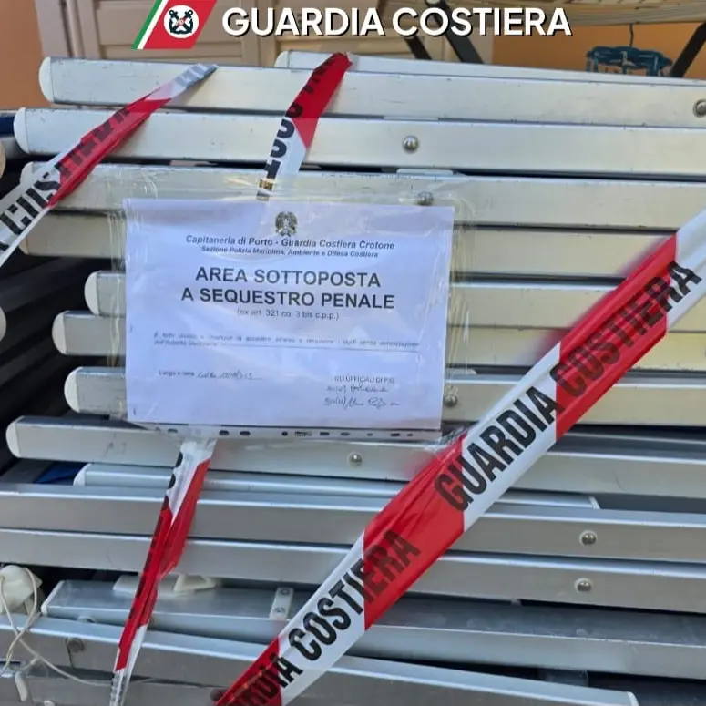 Cutro, occupati abusivamente 1.250 mq di spiaggia con ombrelloni e lettini\n