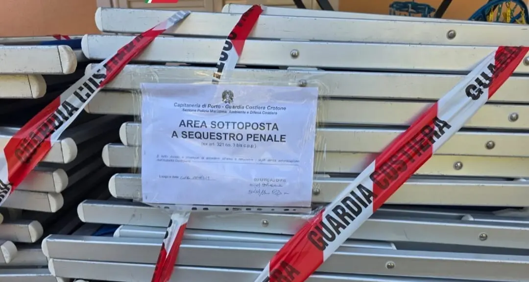 Cutro, occupati abusivamente 1.250 mq di spiaggia con ombrelloni e lettini\n