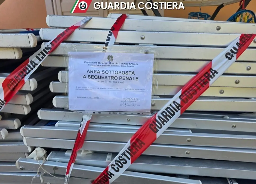 Cutro, occupati abusivamente 1.250 mq di spiaggia con ombrelloni e lettini\n