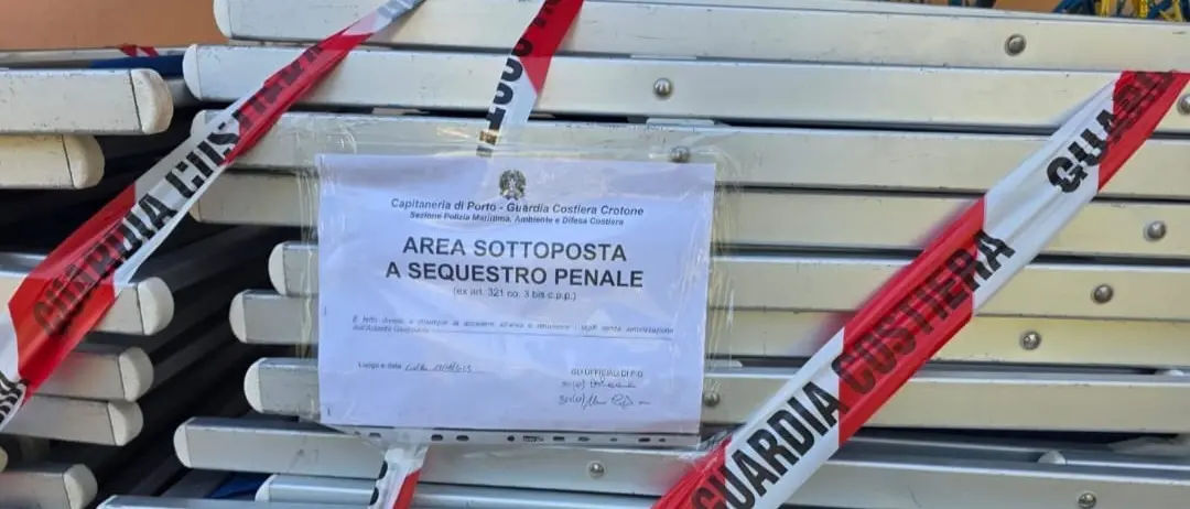 Cutro, occupati abusivamente 1.250 mq di spiaggia con ombrelloni e lettini\n