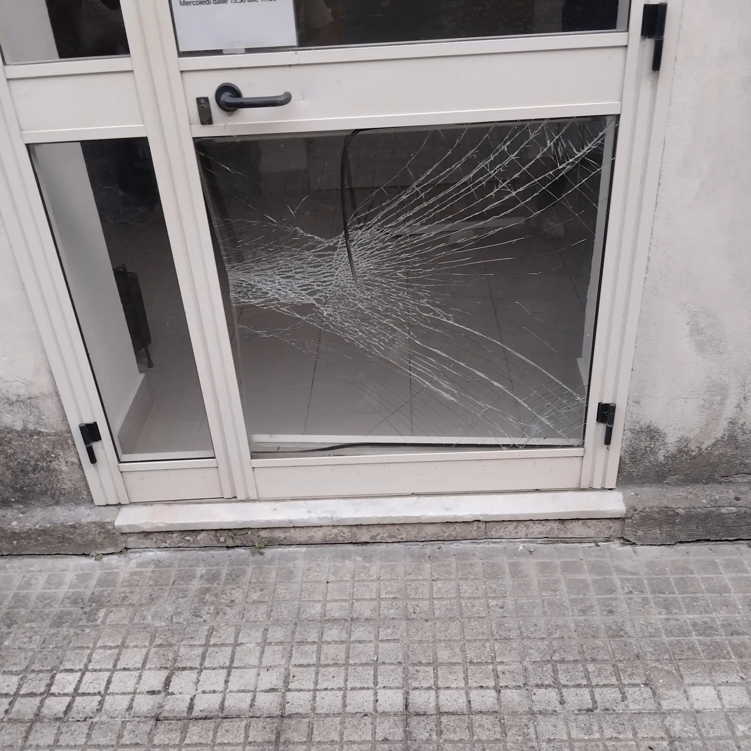 Vetrata danneggiata al Centro antiviolenza “Donne e Diritti” di San Giovanni in Fiore\n