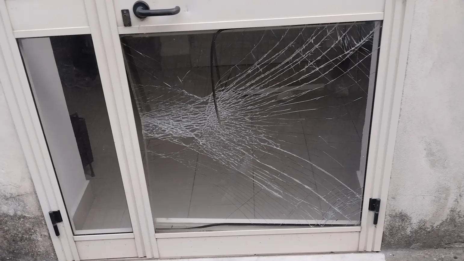 La vetrata danneggiata