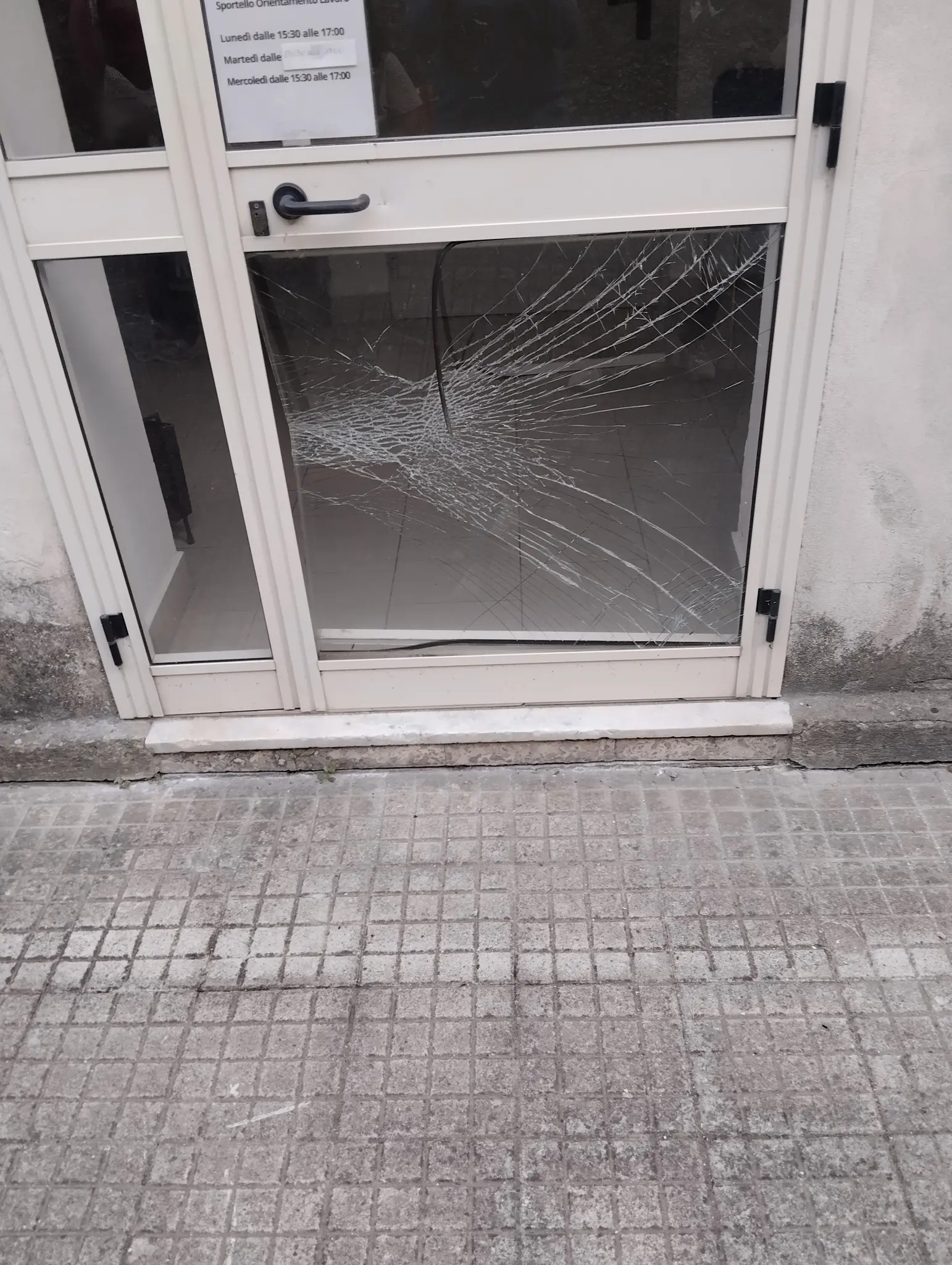 Vetrata danneggiata al Centro antiviolenza “Donne e Diritti” di San Giovanni in Fiore\n