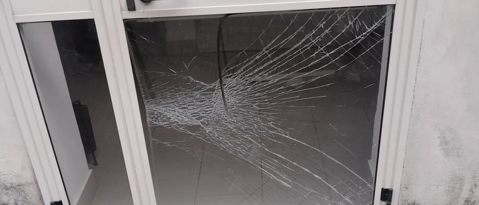 Vetrata danneggiata al Centro antiviolenza “Donne e Diritti” di San Giovanni in Fiore\n