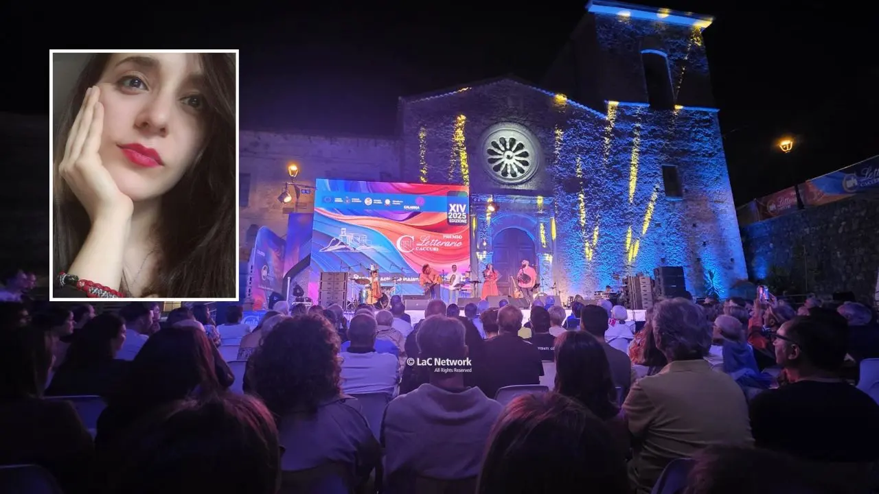 Una serata del Premio Letterario Caccuri 2025, nel riquadro la scrittrice Angela Bubba