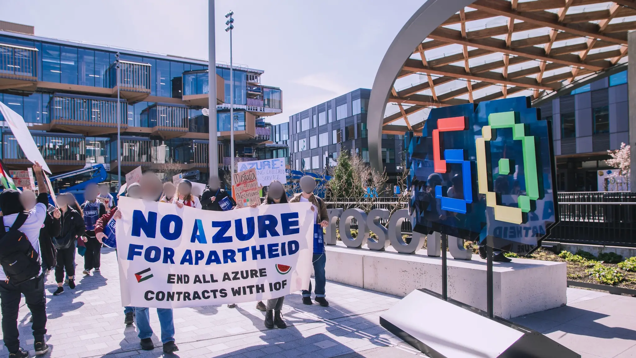 <p>Foto dalla pagina Facebook &quot;No Azure for apartheid&quot;</p>\\n
