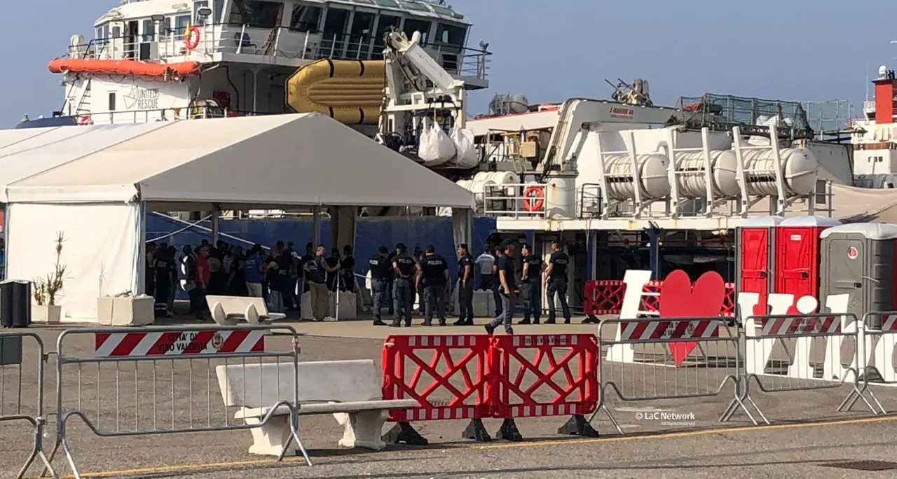 Nuovo sbarco in Calabria: al porto di Vibo Marina arriva la Sea Watch 5 con 100 migranti a bordo\n
