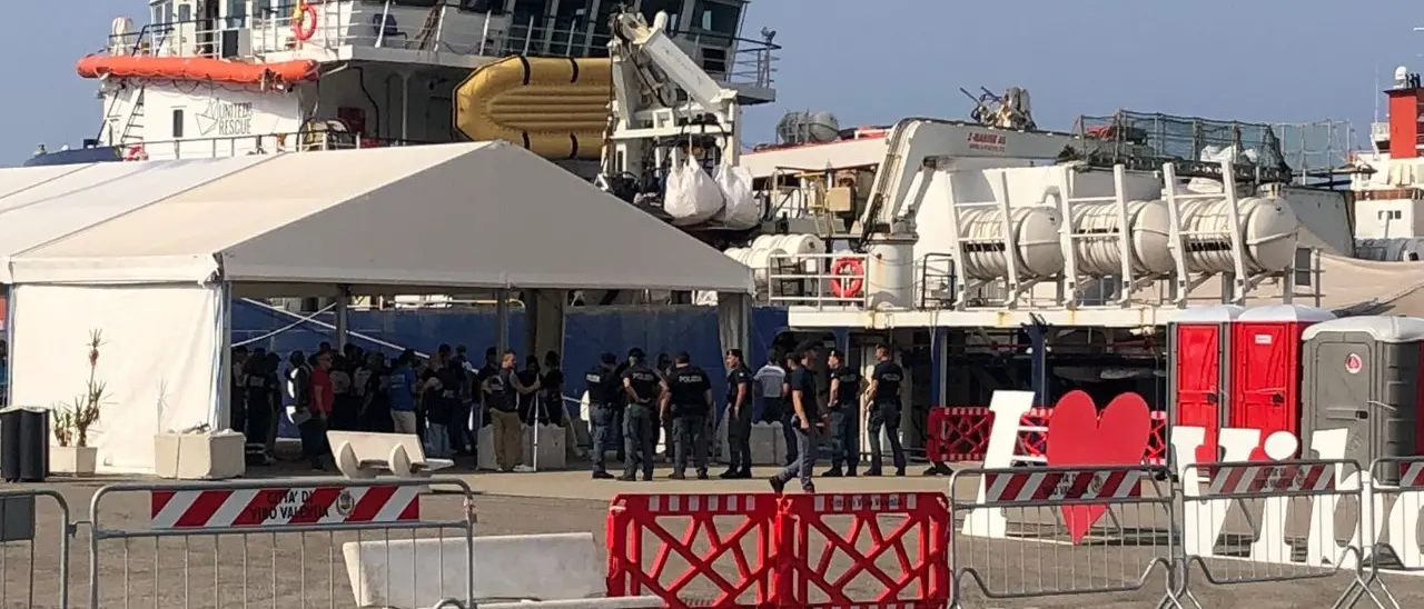 Nuovo sbarco in Calabria: al porto di Vibo Marina arriva la Sea Watch 5 con 100 migranti a bordo\n