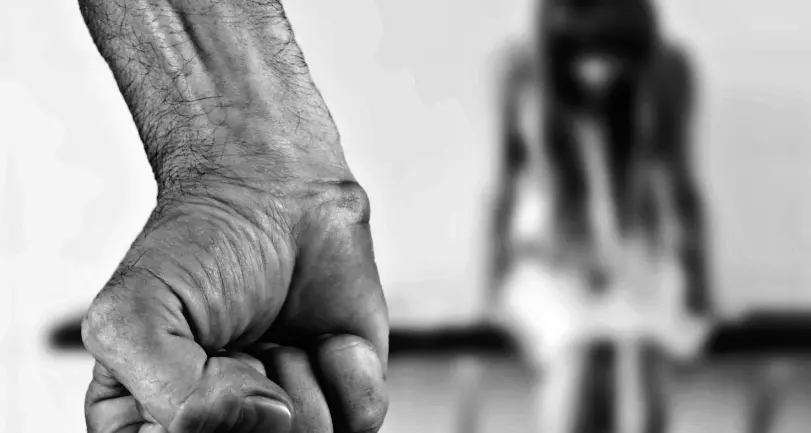 Polistena, dopo 20 anni di botte e violenze sessuali trova il coraggio di denunciare e fa arrestare il marito\u00A0\n