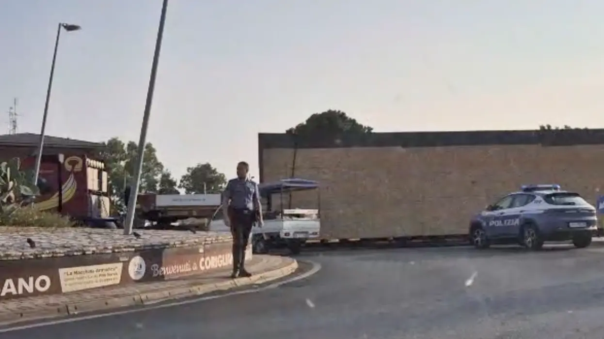 L\\'autoarticolato fermo nella rotatoria