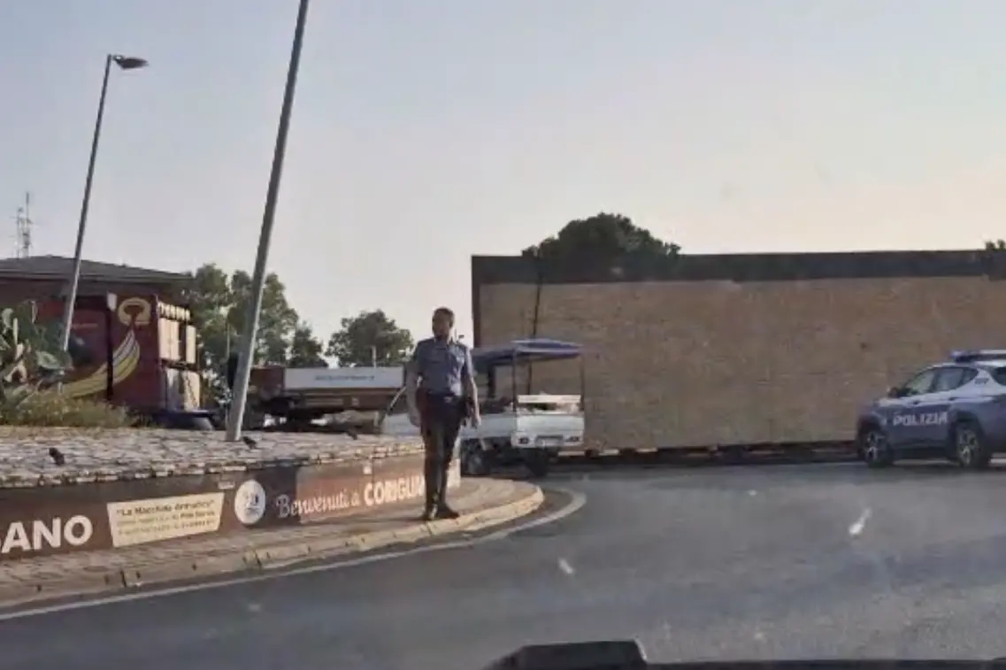 L\\'autoarticolato fermo nella rotatoria