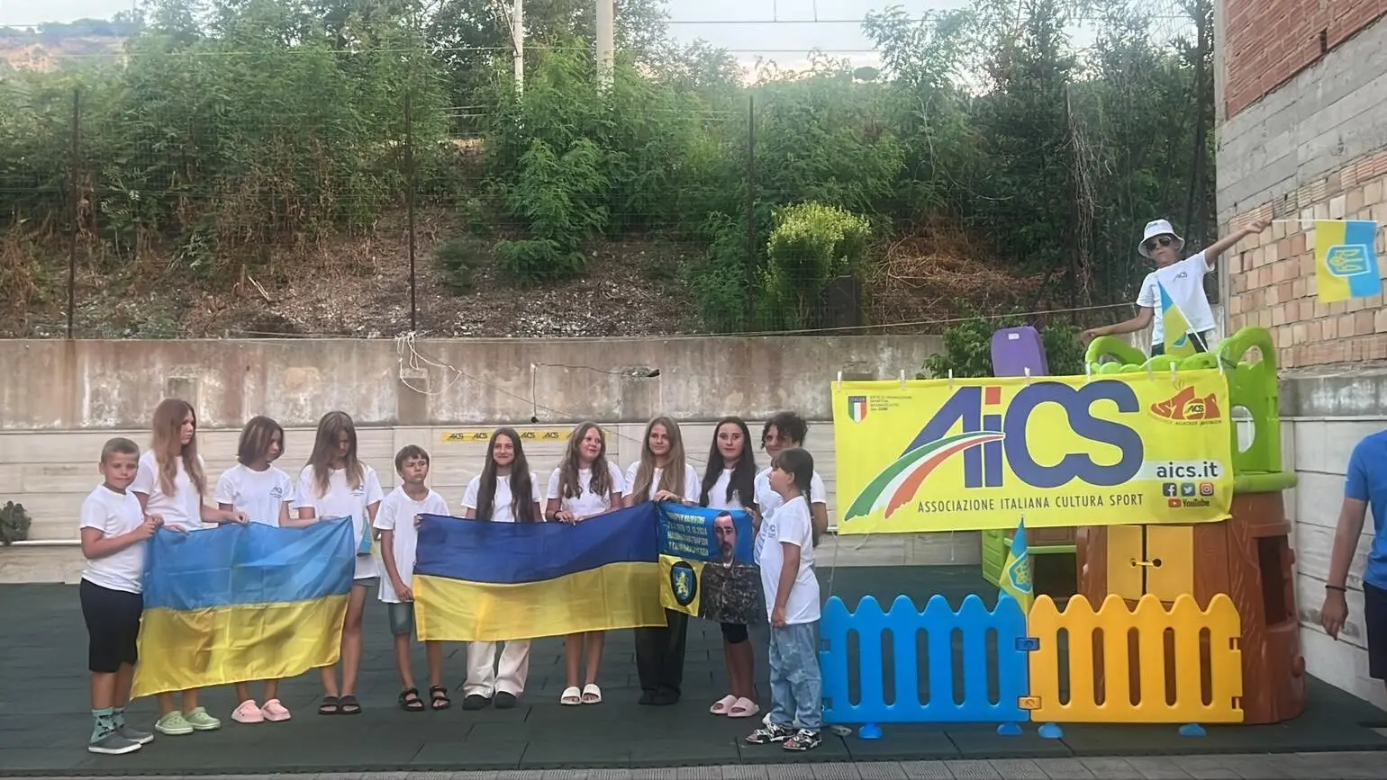 Villa San Giovanni apre le braccia a 18 bambini ucraini orfani di guerra: l’accoglienza che può fare la differenza\n