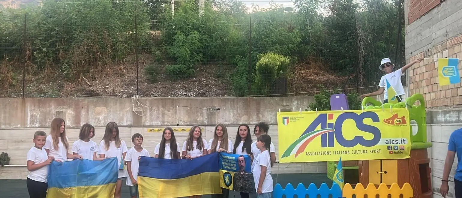 Villa San Giovanni apre le braccia a 18 bambini ucraini orfani di guerra: l’accoglienza che può fare la differenza\n