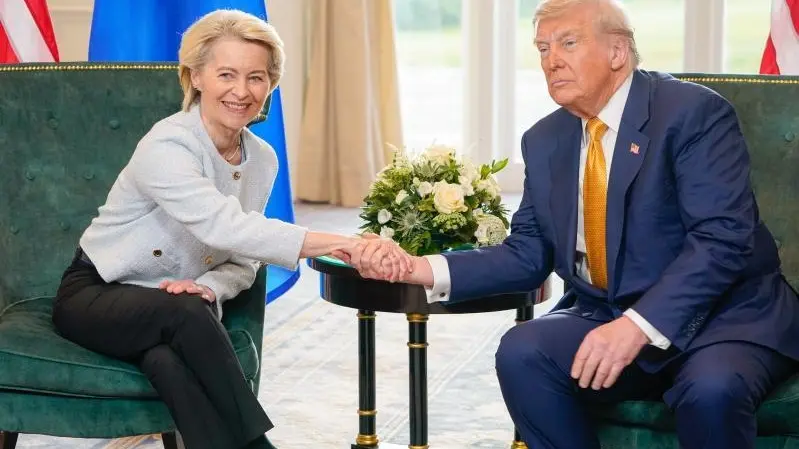 <p>La stretta di mano tra il presidente Ue, Ursula von der Leyen, ed il presidente Usa, Donald Trump al termine dei colloqui in Scozia il 27 luglio scorso (foto: ufficio stampa Commissione europea)</p>\\n