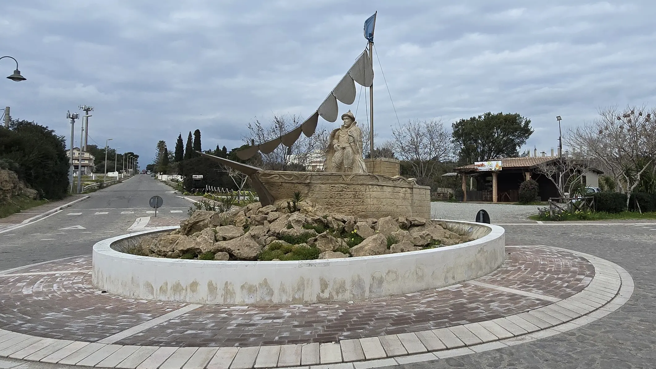 <p>Monumento a Uccial&igrave; all&rsquo;ingresso di le Castella</p>\\n