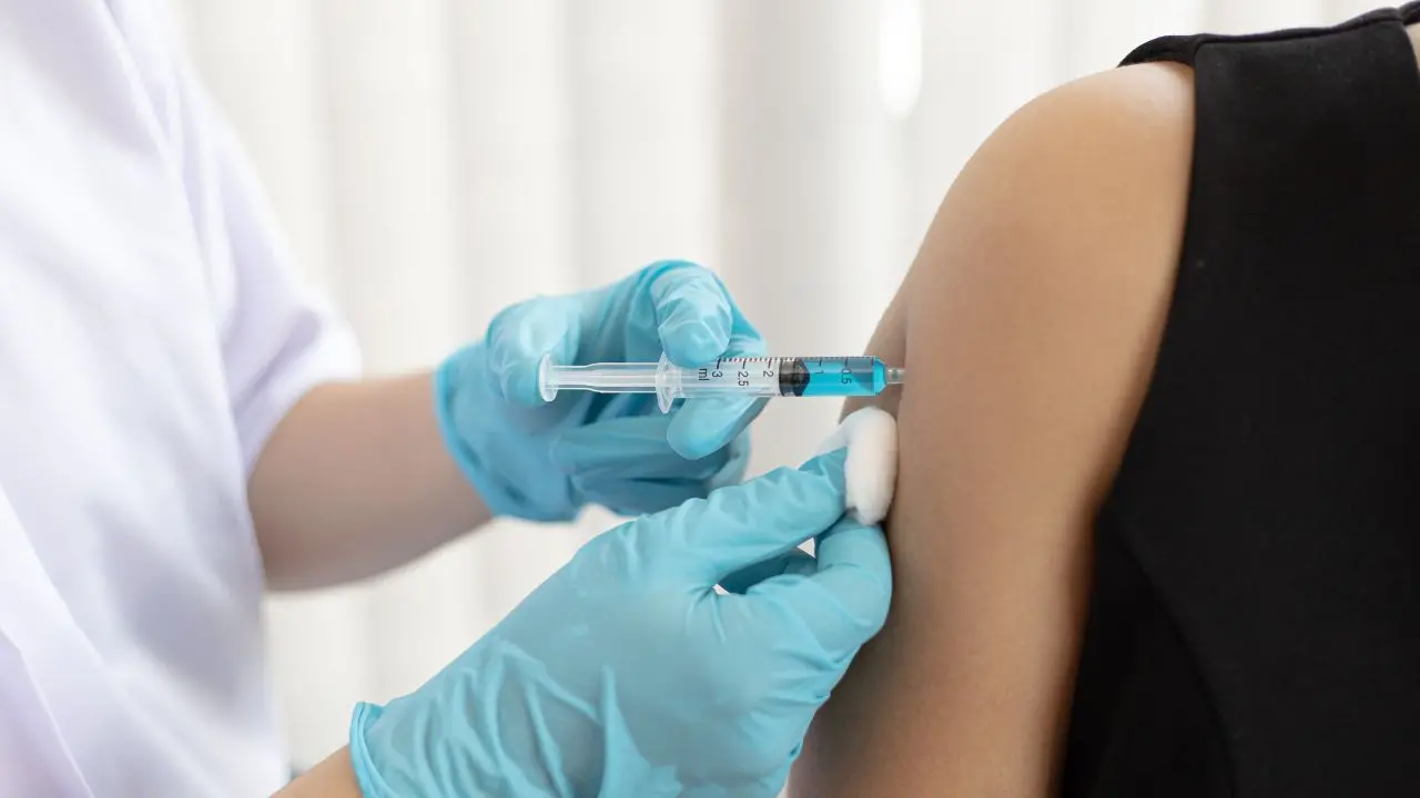 Vaccini, la Lega rilancia l’offensiva contro l’obbligo: la polemica sul Nitag diventa scontro politico\n