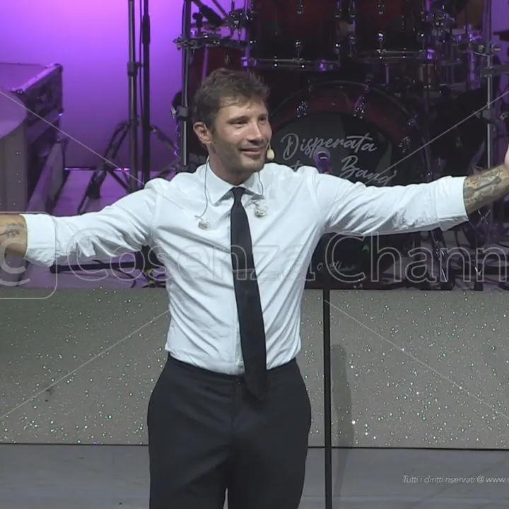 Altomonte, Stefano De Martino conquista il pubblico con uno show sold out | VIDEO\n