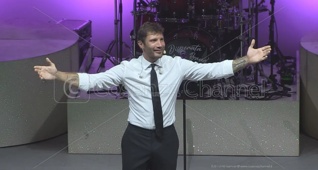 Altomonte, Stefano De Martino conquista il pubblico con uno show sold out | VIDEO\n
