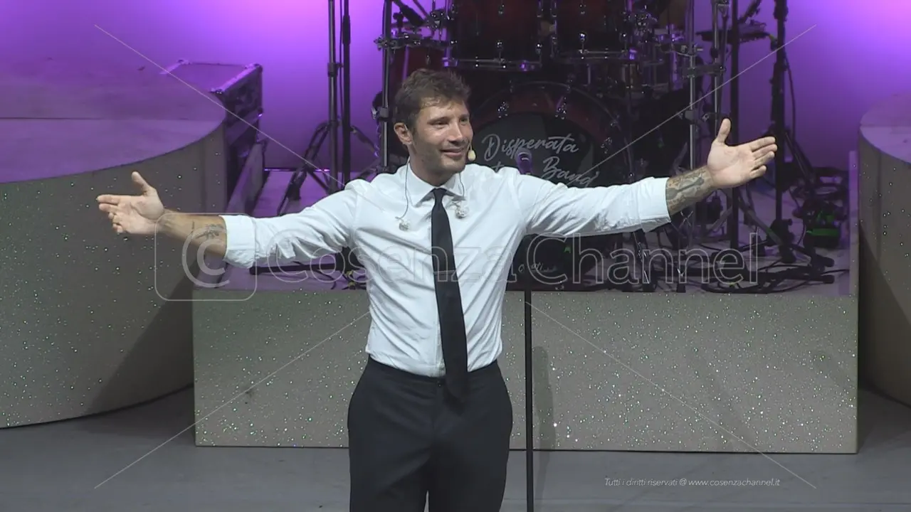 Altomonte, Stefano De Martino conquista il pubblico con uno show sold out | VIDEO\n