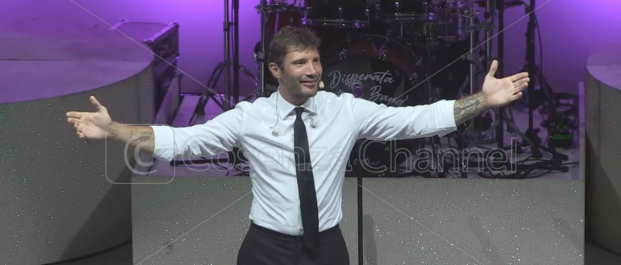 Altomonte, Stefano De Martino conquista il pubblico con uno show sold out | VIDEO\n