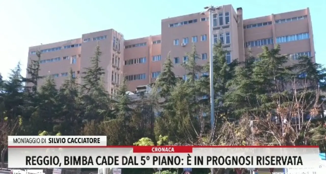 Reggio, bimba cade dal 5° piano: è in prognosi riservata