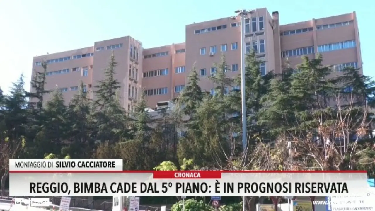 Reggio, bimba cade dal 5° piano: è in prognosi riservata