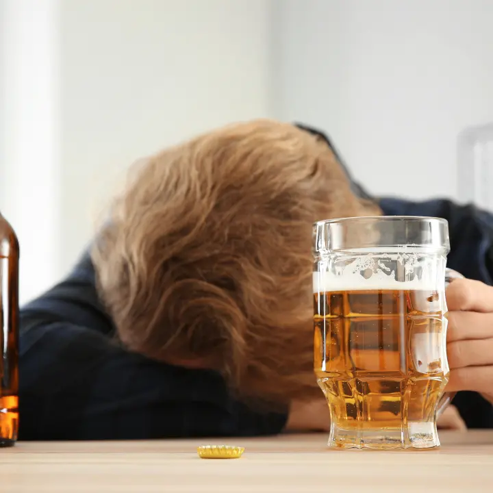 Cocktail micidiale di alcol e coca: la falsa vita da “rockstar” dei ragazzini romani in coma etilico\n
