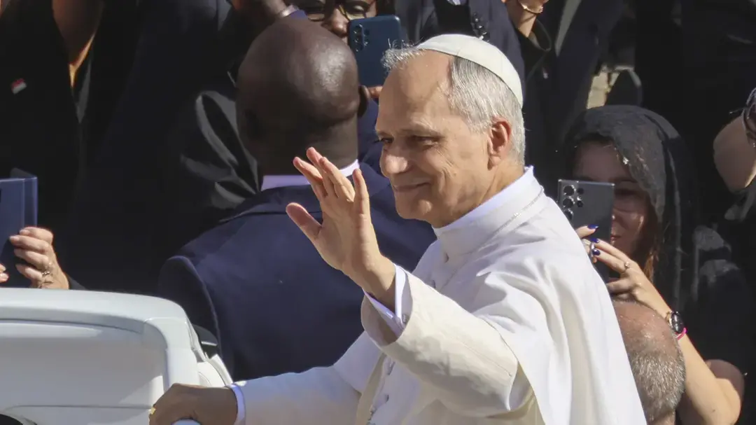 La storia di papa Leone XIV non smette mai di stupire: dal D-Day al soglio pontificio, il filo che lega padre e figlio\n