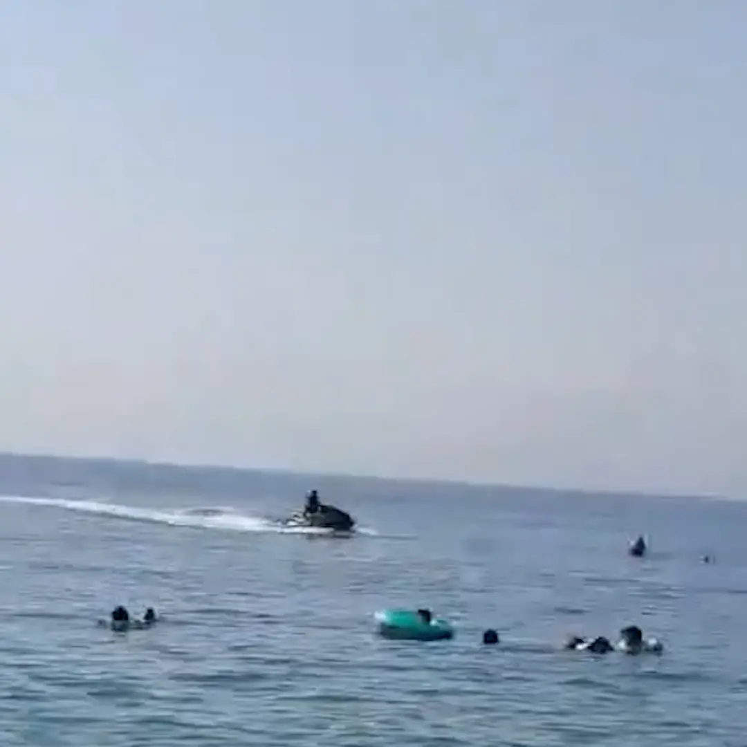 Praia a Mare, moto d'acqua sfreccia tra i bagnanti, la denuncia del deputato Emilio Borelli\n