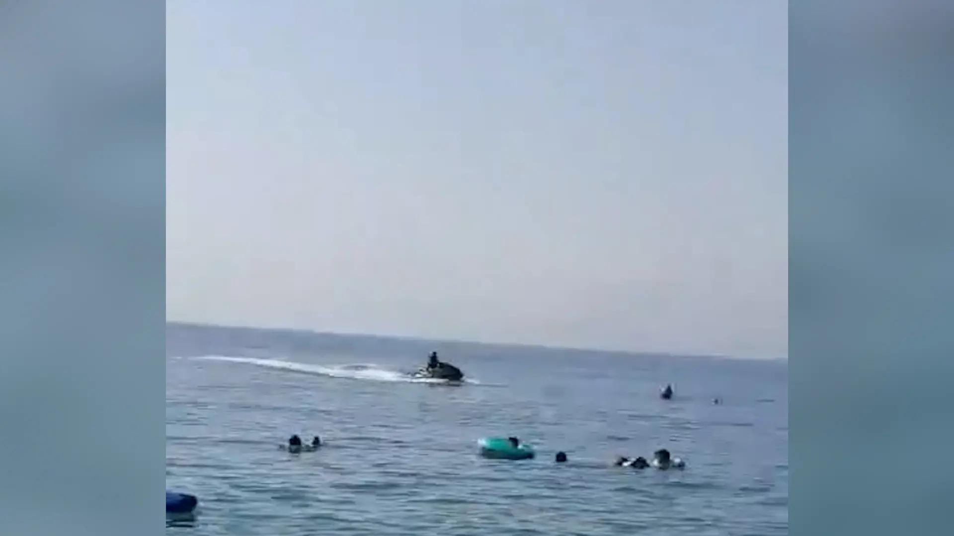 Praia a Mare, moto d'acqua sfreccia tra i bagnanti, la denuncia del deputato Emilio Borelli\n
