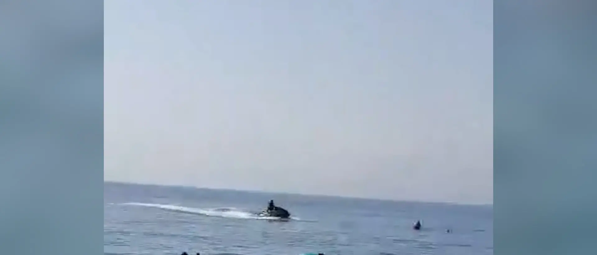 Praia a Mare, moto d'acqua sfreccia tra i bagnanti, la denuncia del deputato Emilio Borelli\n