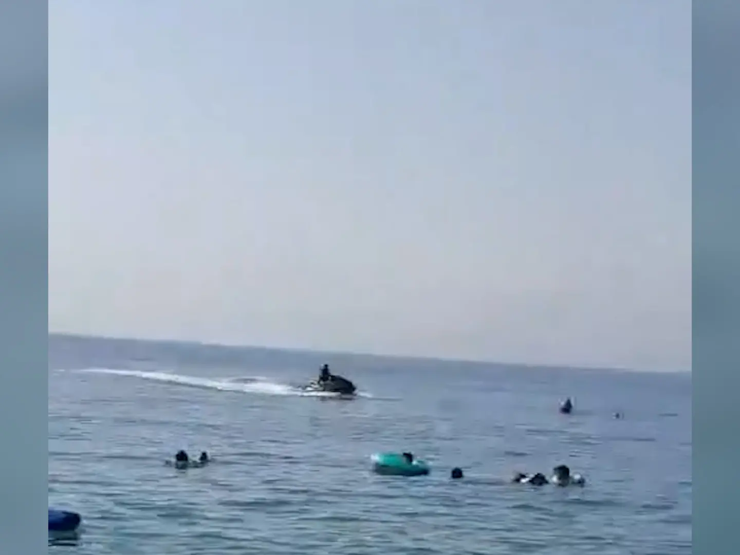 Praia a Mare, moto d'acqua sfreccia tra i bagnanti, la denuncia del deputato Emilio Borelli